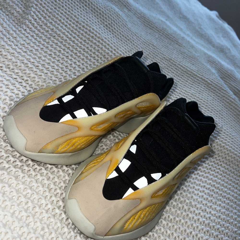 YEEZY 700 V3  mono safflower